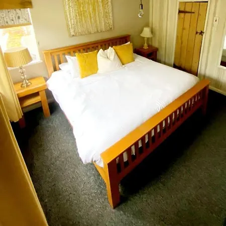 The Birch With Hot Tub Holiday home *