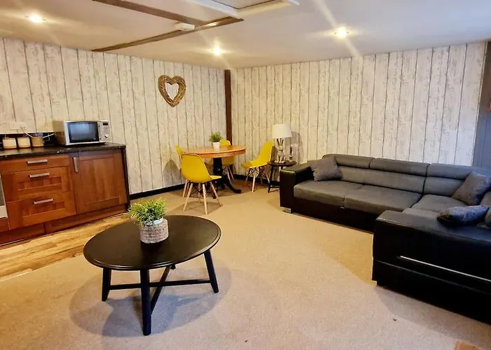 The Birch With Hot Tub *