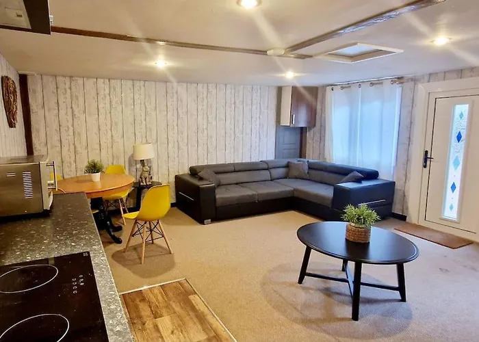 Holiday home The Birch With Hot Tub